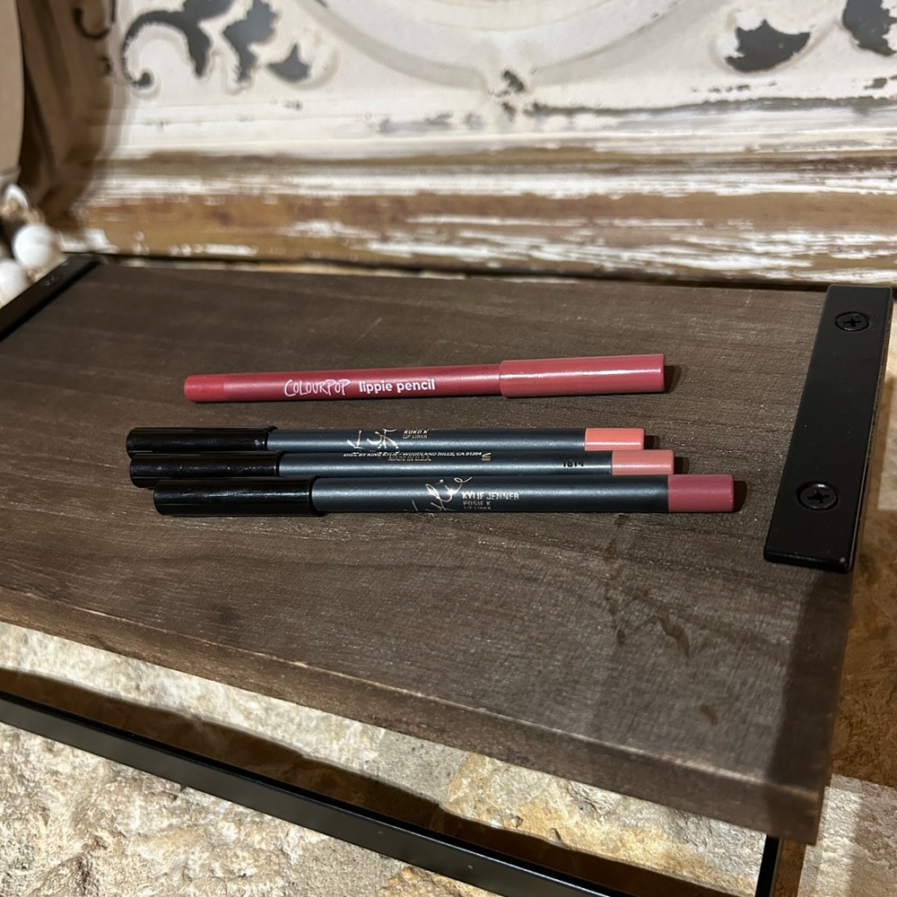 Kylie Jenner Lip Pencil Set, FREE colour pop liner!!